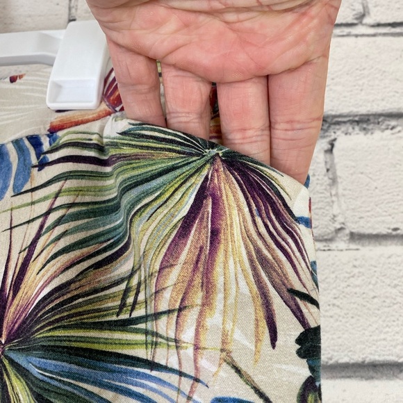 Chicos Palm Print Cropped Pants Stretch Size Medium (2.5) - Picture 6 of 9